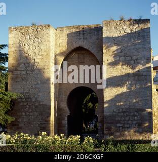 Spanien, Kastilien-La Mancha, Ciudad Real. Puerta de Toledo. Mittelalterlicher Bau, der als Bollwerk an der Königlichen Straße zwischen Toledo und Sevilla diente. Es wurde im Auftrag von König Alfonso XI. Von Kastilien (1311-1350) gebaut und wurde 1328 fertiggestellt. Es ist das einzige erhaltene Tor in der Mauer, das Alfonso X 1255 errichten ließ. Stockfoto