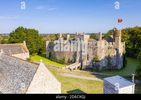 Frankreich, Manche, Cotentin, Pirou, Chateau de Pirou, befestigte Burg aus dem 12. Jahrhundert (Luftaufnahme) // Frankreich, Manche (50), Cotentin, Pirou, château Stockfoto