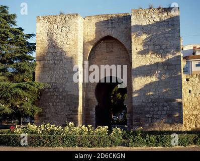 Spanien, Kastilien-La Mancha, Ciudad Real. Puerta de Toledo. Mittelalterlicher Bau, der als Bollwerk an der Königlichen Straße zwischen Toledo und Sevilla diente. Es wurde im Auftrag von König Alfonso XI. Von Kastilien (1311-1350) gebaut und wurde 1328 fertiggestellt. Es ist das einzige erhaltene Tor in der Mauer, das Alfonso X 1255 errichten ließ. Stockfoto