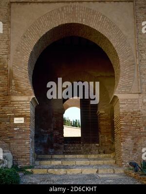 Spanien, Andalusien, Almeria. Die Alcazaba. Befestigter Komplex, dessen Bau wurde im Auftrag des Kalifen von Cordoba, Abd ar-Rahman III in 995 und beendet von Hayran, taifa König von Almeria, im 11. Jahrhundert. Der Komplex wurde unter calihp Al-Mansur und später unter Al-Jairan erweitert. Puerta de la Justicia (Justiztor). Stockfoto