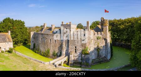 Frankreich, Manche, Cotentin, Pirou, Chateau de Pirou, befestigte Burg aus dem 12. Jahrhundert (Luftaufnahme) // Frankreich, Manche (50), Cotentin, Pirou, château Stockfoto