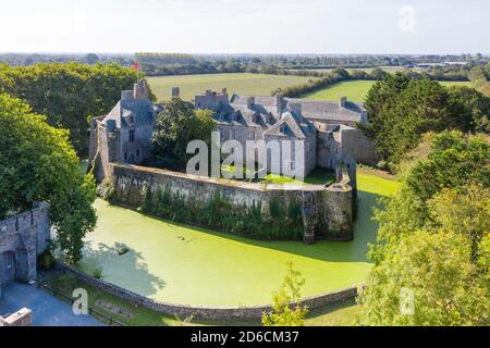 Frankreich, Manche, Cotentin, Pirou, Chateau de Pirou, befestigte Burg aus dem 12. Jahrhundert (Luftaufnahme) // Frankreich, Manche (50), Cotentin, Pirou, château Stockfoto