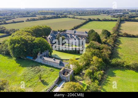 Frankreich, Manche, Cotentin, Pirou, Chateau de Pirou, befestigte Burg aus dem 12. Jahrhundert (Luftaufnahme) // Frankreich, Manche (50), Cotentin, Pirou, château Stockfoto