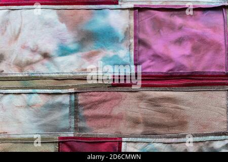 Textiler Hintergrund - handgenähtes Patchwork-Tuch aus Samt und Batik Teile Stockfoto
