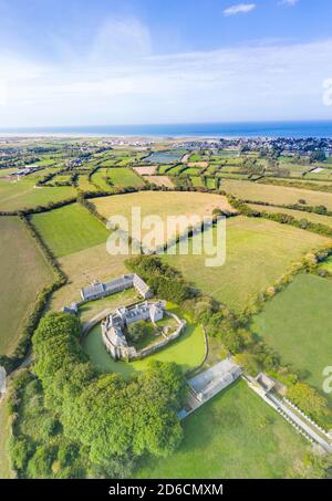 Frankreich, Manche, Cotentin, Pirou, Chateau de Pirou, befestigte Burg aus dem 12. Jahrhundert (Luftaufnahme) // Frankreich, Manche (50), Cotentin, Pirou, château Stockfoto