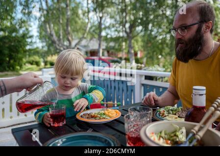 Familie Mahlzeit im freien Stockfoto