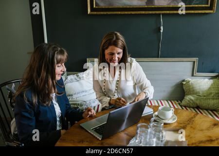 Frauen, die sich zu Hause treffen Stockfoto