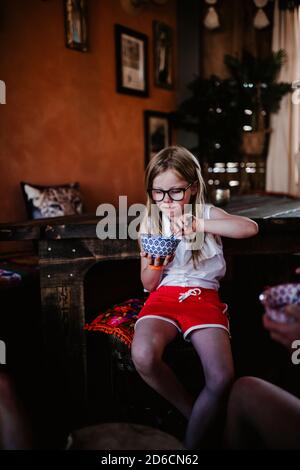 Mädchen hält Schüssel und essen Stockfoto