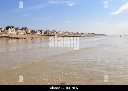 Frankreich, Manche, Cotentin, Agon Coutainville, Badeort Coutainville, Strand, Meer und Villen // Frankreich, Manche (50), Cotentin, Agon-Coutain Stockfoto