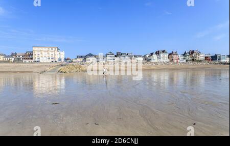 Frankreich, Manche, Cotentin, Agon Coutainville, Badeort Coutainville, Strand, Meer und Villen // Frankreich, Manche (50), Cotentin, Agon-Coutain Stockfoto