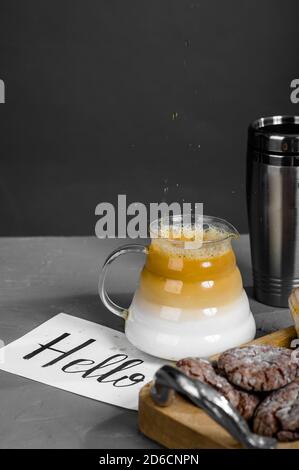 Kaffee, Teekanne mit langem Auslauf, Süßigkeiten und eine Karte mit der Aufschrift Hallo. Stockfoto
