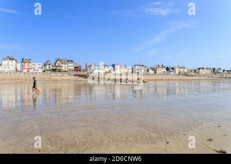 Frankreich, Manche, Cotentin, Agon Coutainville, Badeort Coutainville, Strand, Meer und Villen // Frankreich, Manche (50), Cotentin, Agon-Coutain Stockfoto