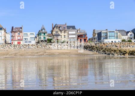 Frankreich, Manche, Cotentin, Agon Coutainville, Badeort Coutainville, Strand, Meer und Villen // Frankreich, Manche (50), Cotentin, Agon-Coutain Stockfoto