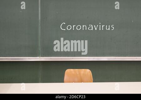 Coronavirus ist auf einer Tafel in der Schule in geschrieben deutsch Stockfoto