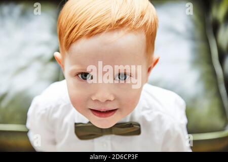 Porträt eines jungen Blick in die Kamera Stockfoto