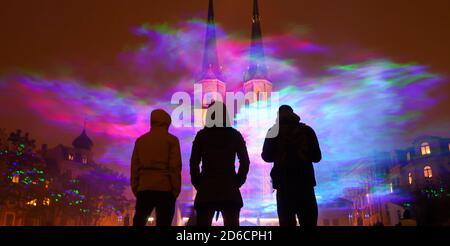 15. Oktober 2020, Sachsen-Anhalt, Halle (Saale): Passanten sehen künstlich erzeugte Auroren auf dem Hallmarkt mit Laserstrahlen und Nebel. Die Lichtinstallation 'Borealis' des Schweizer Künstlers Dan Acher ist Teil des diesjährigen Silver Salt Science and Media Festivals. Unter dem Motto "Home Earth" findet sie vom 14. Bis 18. Oktober in Halle (Saale) statt. Foto: Jan Woitas/dpa-Zentralbild/dpa Stockfoto