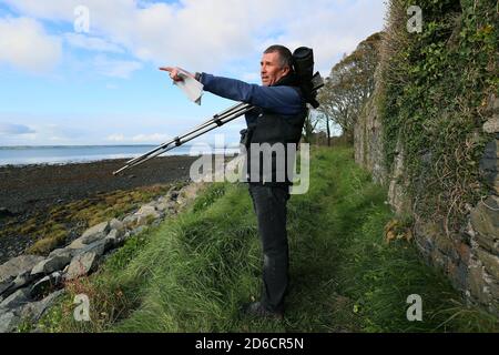 Andrew Upton, Countryside Manager des National Trust für East Down, am Ufer des Strangford Lough in Newtownards, Nordirland, während der National Trust seine jährliche Zählung der kanadischen Brent-Gänse übernimmt. Zwischen 20,000 und 30,000 Gänse kommen jedes Jahr auf dem lough an, nachdem sie aus Kanada gereist sind. Stockfoto