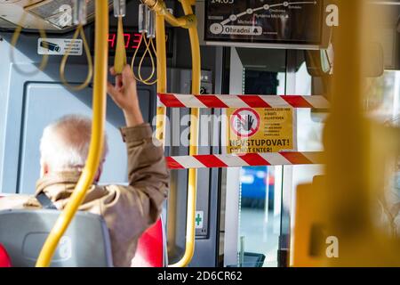 Sicherheitsmaßnahme gegen die Ausbreitung des Coronavirus Covid-19 in Bussen in der Tschechischen Republik, Prag, Tschechische Republik, 12. Oktober 2020. (CTK Photo/Martin Macak Stockfoto