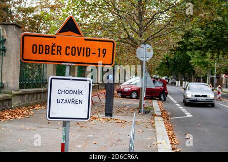 Zeichen für covid-19 Fahrt in der Prüfung in Prag Krankenhaus, in der Tschechischen Republik, in Prag, Tschechische Republik, 12. Oktober 2020. (CTK Photo/Martin Macak Gregor Stockfoto
