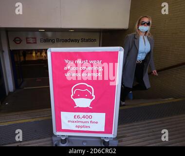 Ein Gesicht bedeckendes Informationsschild an der Ealing Broadway Station in Ealing, London, nachdem der Bürgermeister von London Sadiq Khan angekündigt hat, dass London ab Mitternacht am Freitag auf Tier 2-Coronavirus-Beschränkungen umgestellt wird. Stockfoto