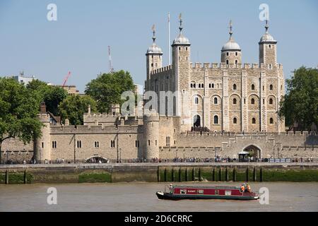 Kanalboot, vorbei am White Tower, Tower of London, London, England. Stockfoto