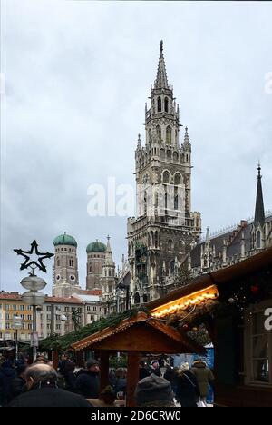 Neues Rathaus von München mit Weihnachtsmarkt auf dem Marienplatz in der bayerischen Landeshauptstadt - Deutschland. Stockfoto