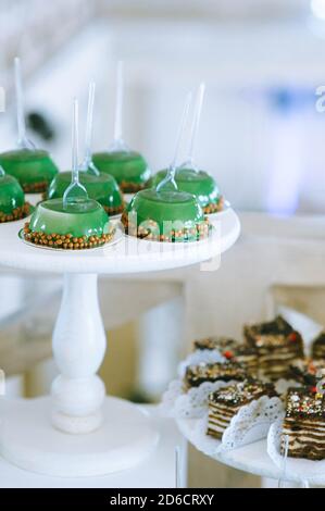 Nahaufnahme von leckeren grünen Gelee Kuchen auf dem Tisch auf süßen Hochzeitsbuffet. Süßigkeitenbar. Stockfoto