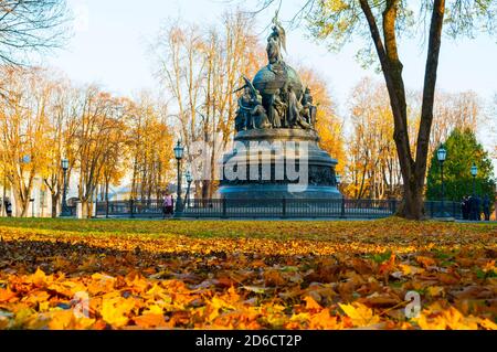 Weliki Nowgorod, Russland - Oktober 17,2018. Denkmal Millennium von Russland im Herbst Kreml Park, Herbstansicht von Veliky Nowgorod Wahrzeichen Stockfoto