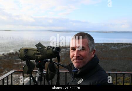 Andrew Upton, Countryside Manager des National Trust für East Down, am Ufer des Strangford Lough in Newtownards, Nordirland, während der National Trust seine jährliche Zählung der kanadischen Brent-Gänse übernimmt. Zwischen 20,000 und 30,000 Gänse kommen jedes Jahr auf dem lough an, nachdem sie aus Kanada gereist sind. Stockfoto