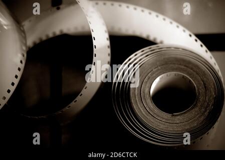 35-mm-Negativ-Fotofilm in Unschärfen. Stockfoto