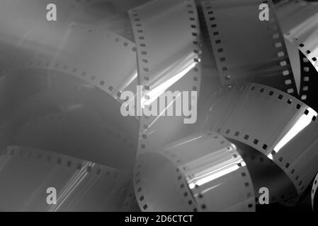35-mm-Negativ-Fotofilm in Unschärfen. Stockfoto