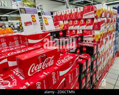 Puilboreau, Frankreich - 14. Oktober 2020:Packungen Coca Cola Dosen und Packung Kronenbourg Biere zum Verkauf in einem Supermarkt Regal in Frankreich. Stockfoto