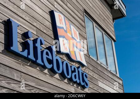 RNLI Rettungsboote Symbol, Logo, auf der Seite der Rettungsbootstation am Ende des Southend Pier, Essex, Großbritannien. Serviert die Themse Mündung Stockfoto