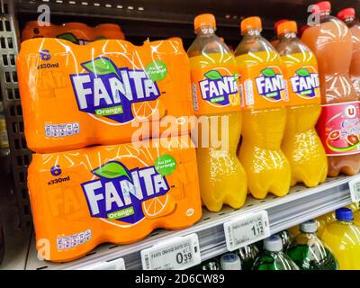 Puilboreau, Frankreich - 14. Oktober 2020:Fokus auf Fanta Getränkeflaschen im Regal im Hypermarkt. Fanta Band wird von PepsiCo hergestellt Stockfoto