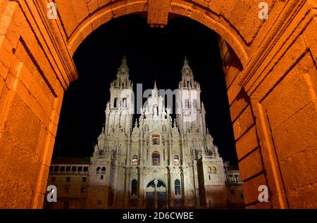Kathedrale bei Nacht von Praza do Obradoiro. Santiago de Compostela, Coruña, Galicien, Spanien. Stockfoto