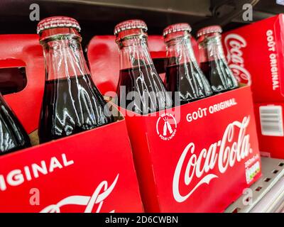 Puilboreau, Frankreich - 14. Oktober 2020: Ausgewählt Fokus auf eine Sammlung alter und alter Coca-Cola-Flaschen auf dem französischen Markt Stockfoto