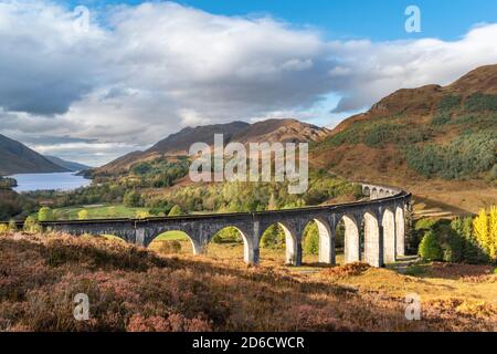 FORT WILLIAM SCHOTTLAND DAS GLENFINNAN VIADUKT IM HERBST MIT LOCH SHIEL IN DER FERNE Stockfoto