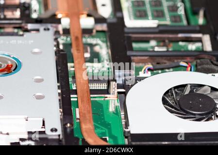 Draufsicht Offener Koffer eines modernen Laptops für die Reparaturfertigung. Stockfoto