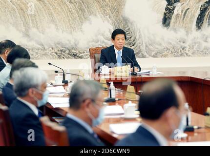 Peking, China. Oktober 2020. Li Zhanshu, Vorsitzender des Ständigen Ausschusses des Nationalen Volkskongresses (NPC), steht einer Sitzung des Rates der Vorsitzenden des Ständigen Ausschusses des NPC in der Großen Halle des Volkes in Peking, der Hauptstadt Chinas, am 15. Oktober 2020 vor. Quelle: Liu Weihing/Xinhua/Alamy Live News Stockfoto