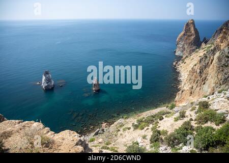 Der Berg in Form des Delphins auf dem Schwarzen Meer in Krim. Kap Kapchik im Schwarzen Meer nahe dem Dorf Novy Svet sonniger Sommertag. Natürlich Stockfoto
