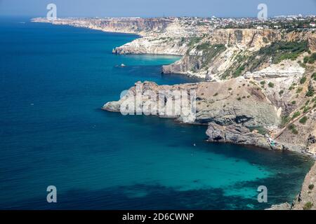 Der Berg in Form des Delphins auf dem Schwarzen Meer in Krim. Kap Kapchik im Schwarzen Meer nahe dem Dorf Novy Svet sonniger Sommertag. Natürlich Stockfoto