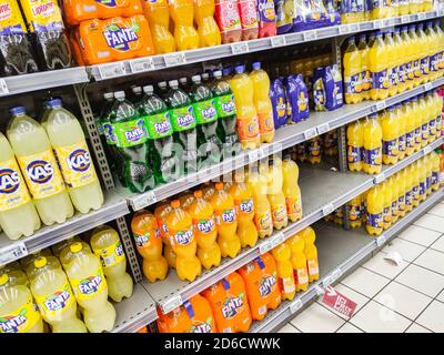 Puilboreau, Frankreich - 14. Oktober 2020:Linie oder Reihe von Orangina kohlensäurehaltigen Softdrink Flaschen und andere Marken Display für den Verkauf in französisch Supermarkt w Stockfoto