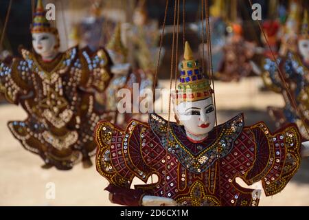 Souvenirs von bemalten Puppen in Bagan archäologische Stätte, Myanmar Stockfoto