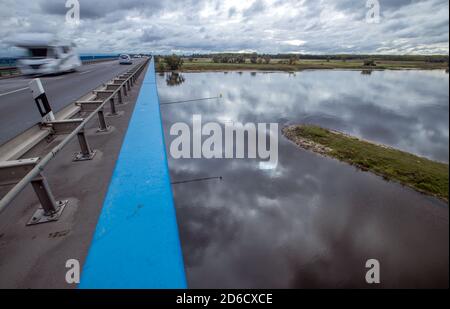 Wittenberge, Deutschland. Oktober 2020. Autos fahren über die Elbbrücke bei Wittenberge. Direkt neben der Brücke soll auf dem Abschnitt Seehausen-Nord und Wittenberge der künftigen Bundesstraße 14 die neue Elbbrücke errichtet werden, die die Bundesländer verbindet. Die sogenannte nördliche Erweiterung der A14 ist seit Jahren geplant und gebaut. Die neue 155 Kilometer lange Strecke wird die bestehende A14 von Magdeburg aus mit Schwerin und der Ostsee verbinden. Quelle: Jens Büttner/dpa-Zentralbild/dpa/Alamy Live News Stockfoto