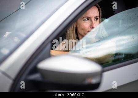 Hübsche Frau im mittleren Alter am Steuer von ihr Auto pendeln zur Arbeit Stockfoto