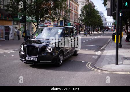 Ein 2019 registriertes London Taxi fährt entlang einer fast menschenleeren Oxford Street im West End von LondonLondon Oktober 2020. 09. Oktober 2020. Foto: Neil Stockfoto