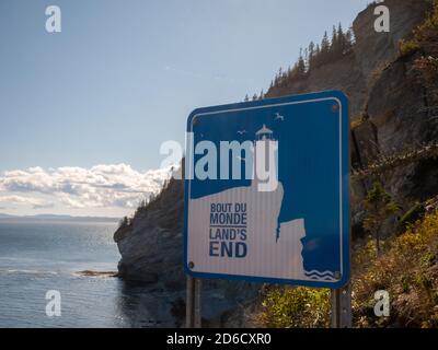 Landschild im Forillon National Park. Dieses Schild befindet sich am Ende eines Weges, der Sie zur östlichen Spitze der Gaspe-Halbinsel führt Stockfoto