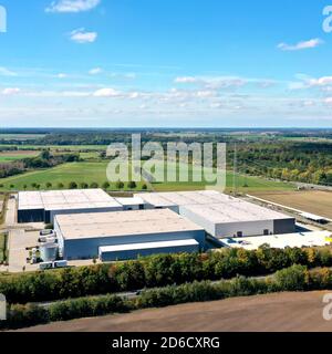 Luftaufnahme einer weißen Logistikhalle in einer Wohnung Landschaft von Norddeutschland Stockfoto