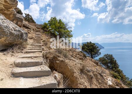 Steintreppe in den Bergen. Schöne Aussicht von der Höhe des Pilatus-Gebirges. Luzern, Schweiz Stockfoto