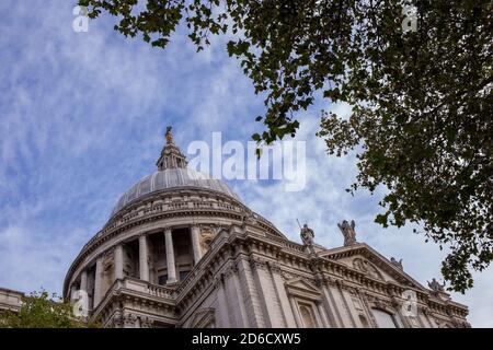 Die Kuppel der St Paul's Cathedral in der City of London vor einem blauen Herbsthimmel. 10. Oktober 2020. Foto: Neil Turner Stockfoto